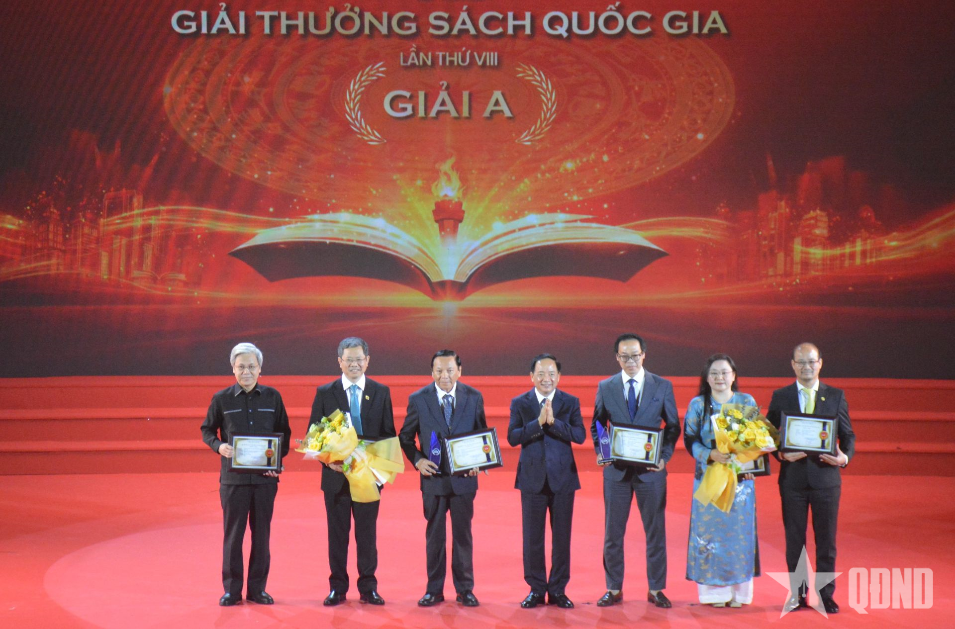 Thể loại sách lịch sử đoạt giải cao nhất Giải thưởng Sách Quốc gia lần thứ VIII